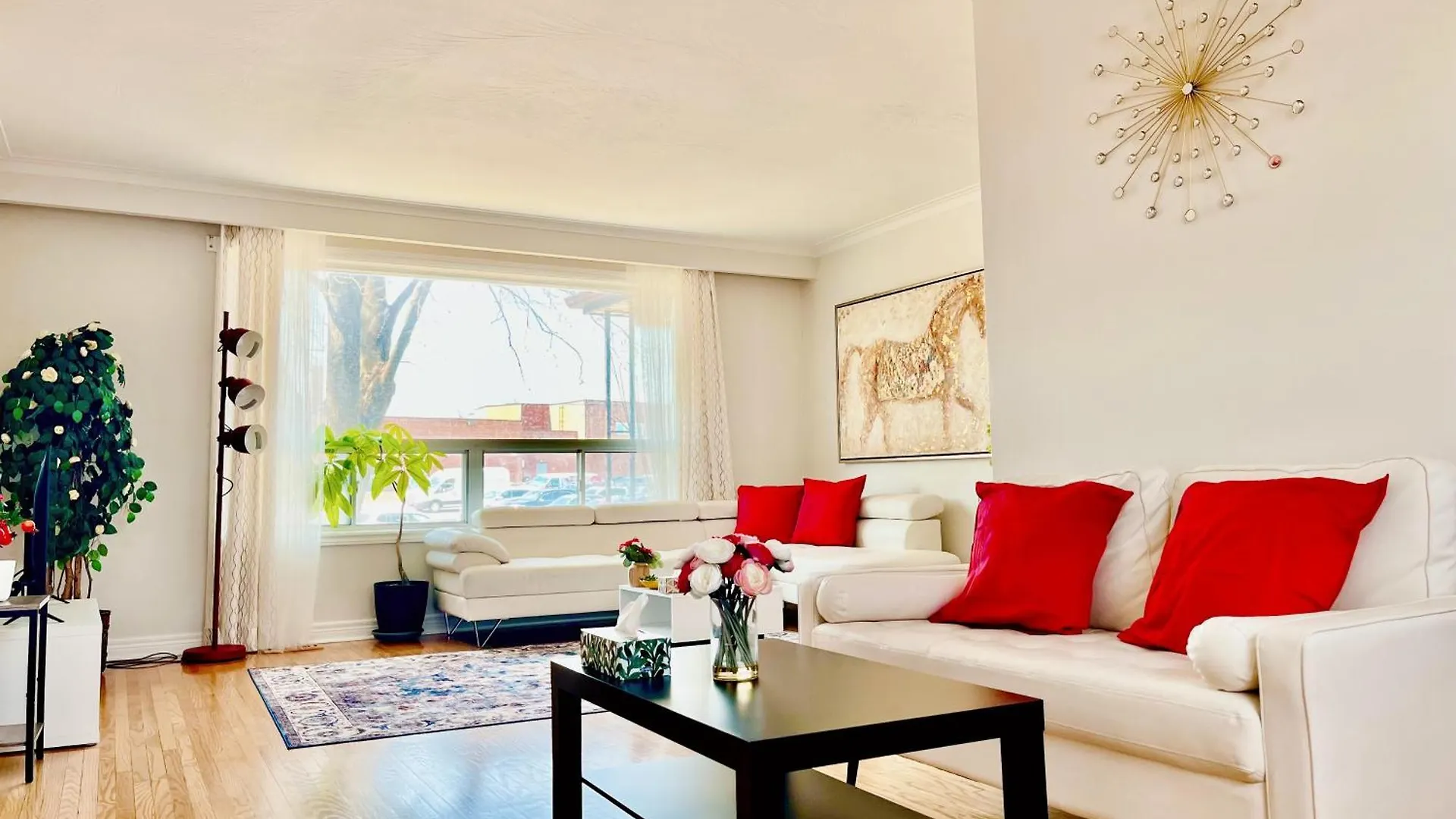 Sunny House - Main Floor, Free Parking, In Toronto Hotel