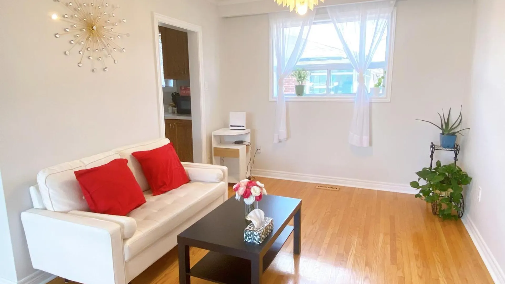 Sunny House - Main Floor, Free Parking, In Toronto Hotel Guest house