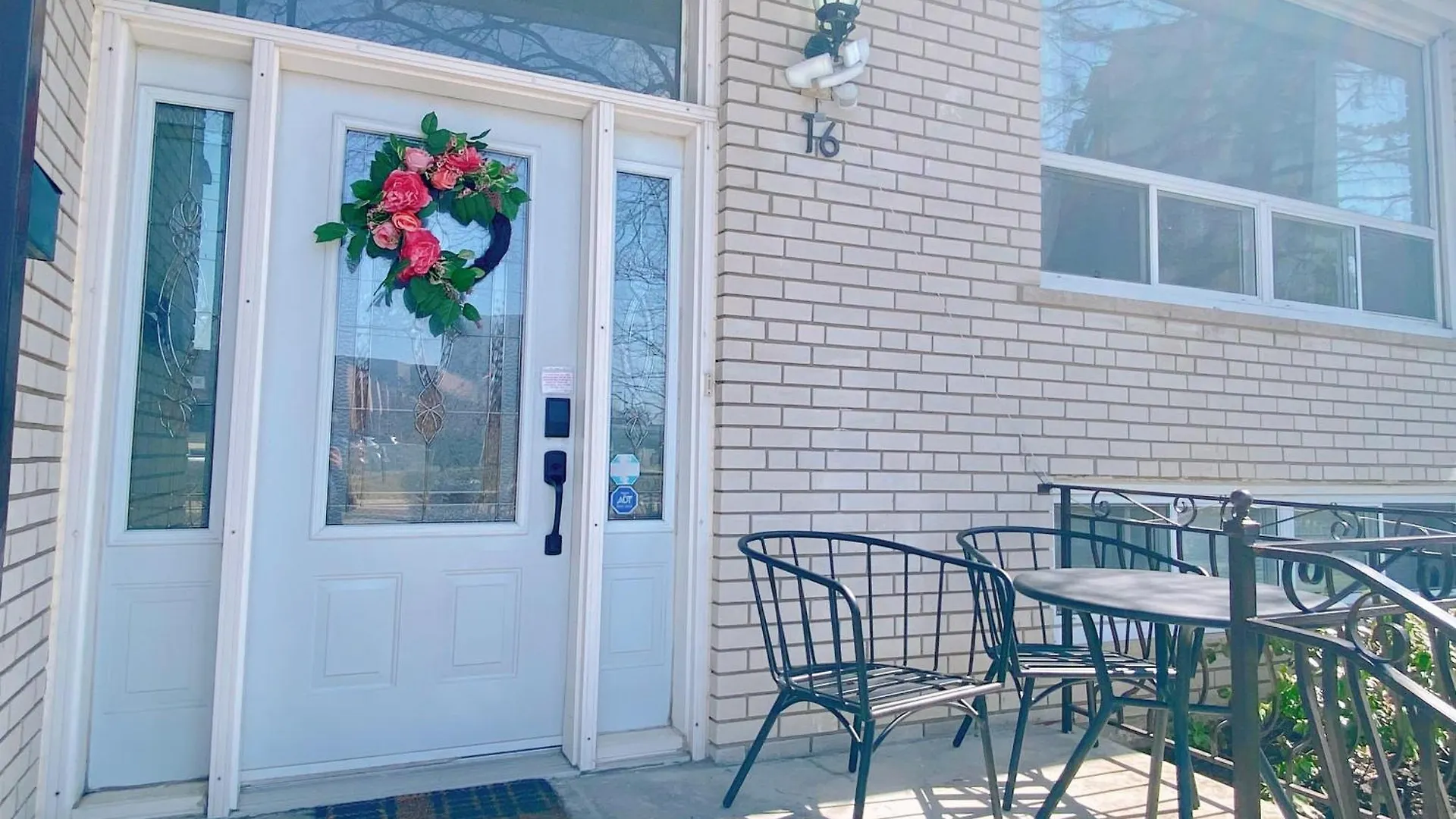 Sunny House - Main Floor, Free Parking, In Toronto Hotel Guest house