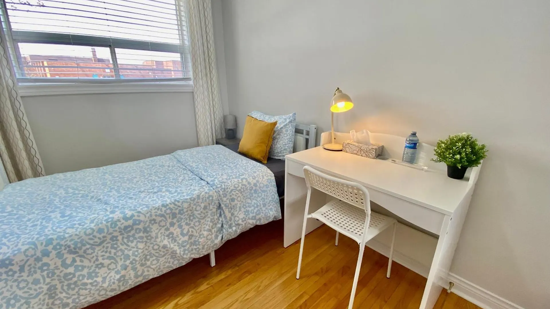 Sunny House - Main Floor, Free Parking, In Toronto Hotel Canada