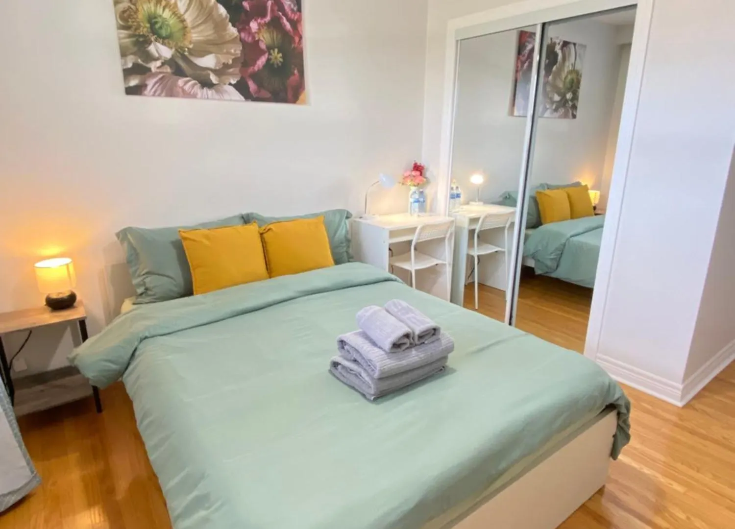 Sunny House - Main Floor, Free Parking, In Toronto Hotel