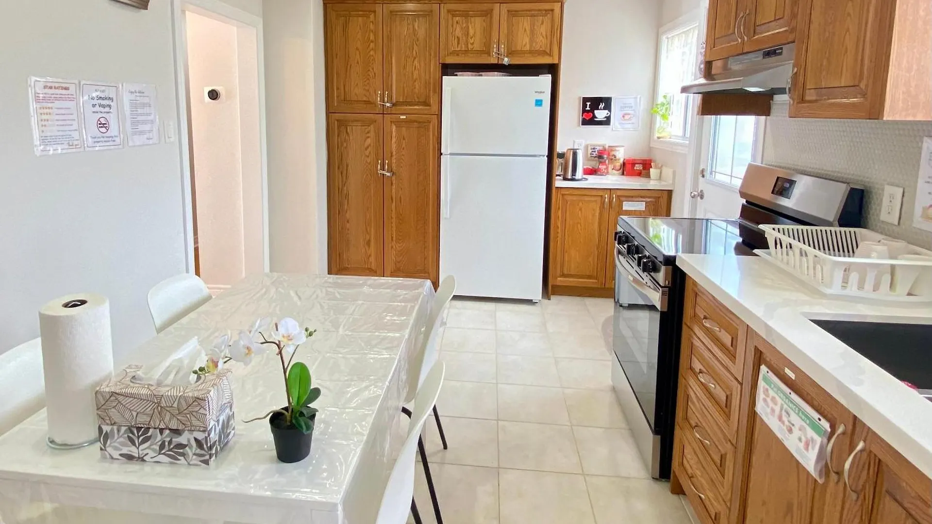 Sunny House - Main Floor, Free Parking, In Toronto Hotel